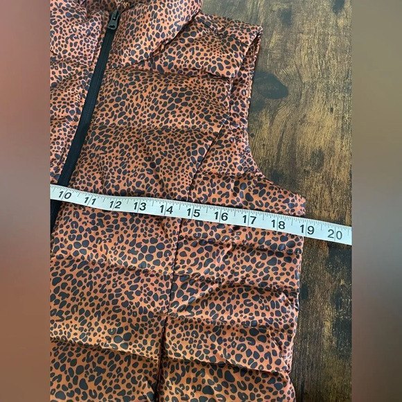 Lands’End Puffer Vest leopard Print - Picture 15 of 15